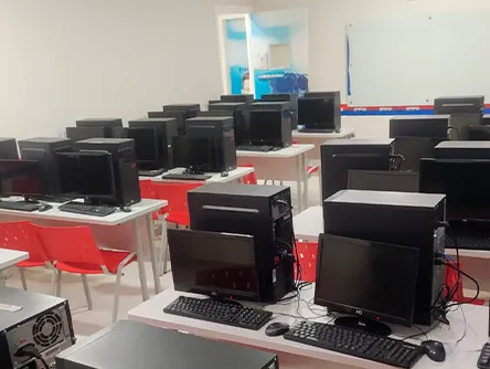 Computadores na sala de aula da Unidade IFP Águas Lindas - GO