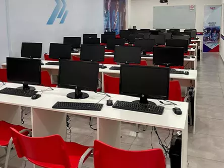 Computadores na sala de aula da Unidade IFP Madureira