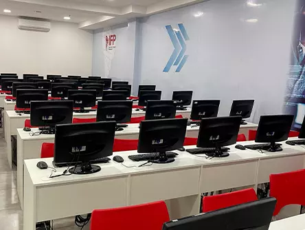 Computadores na sala de aula da Unidade IFP Madureira