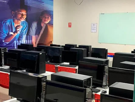 Computadores na sala de aula da Unidade IFP  Anápolis